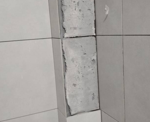 扬州市瓷砖空鼓维修公司分享下瓷砖施工前基层浇水润湿程度不足，可能导致以下问题