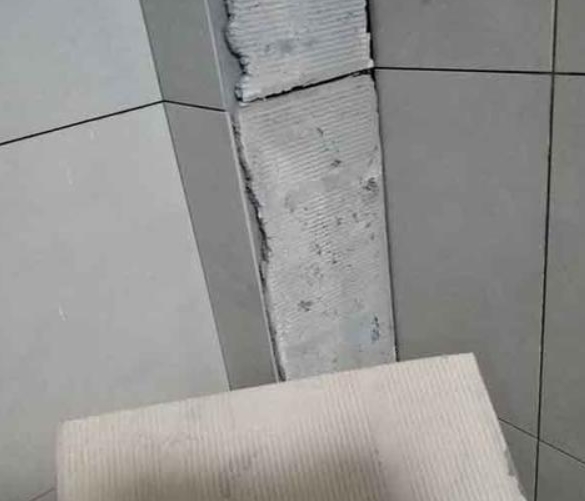 扬州市瓷砖空鼓维修公司分享下厨房瓷砖脱落的补救措施。